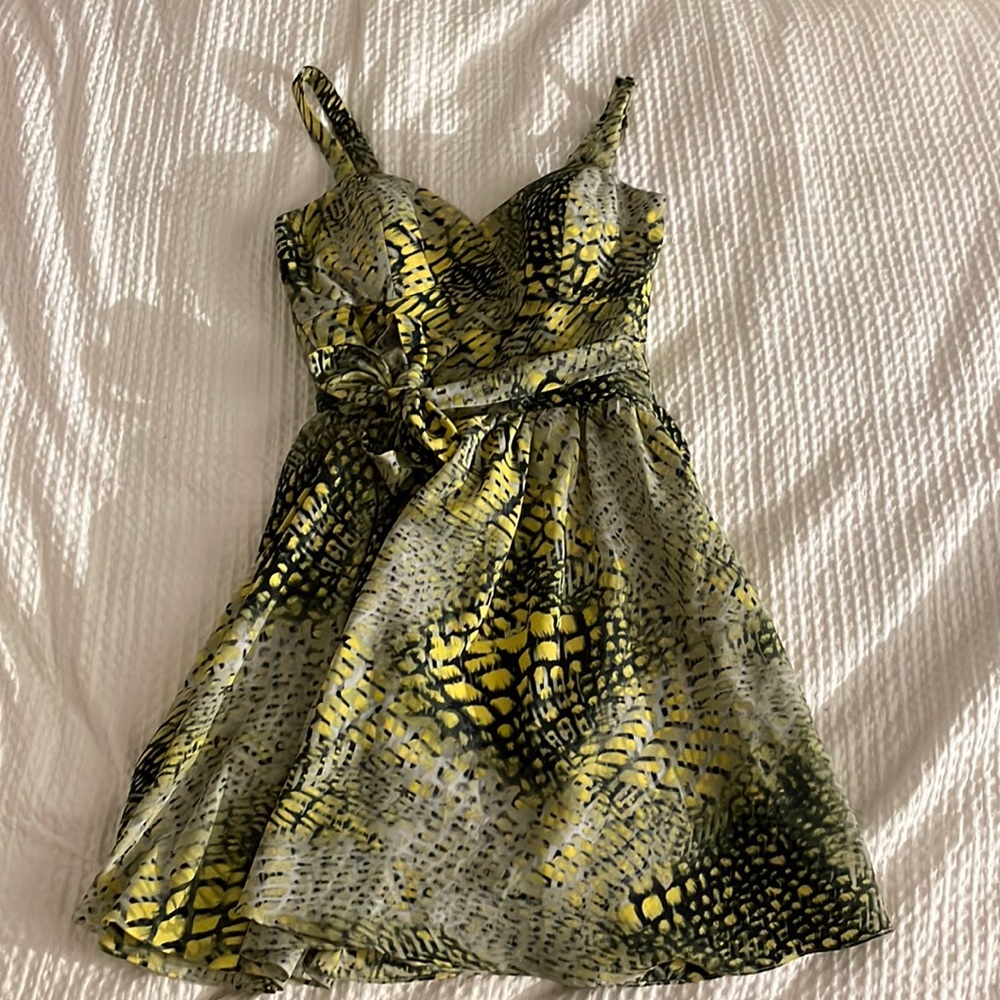 Green snake like dress 💚| mini dress | Guess | LA | hottie | statement piece ✨✨